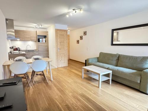 un salon avec un canapé et une table dans l'établissement Les Gets - Magnifique apartement dans le centre du village - FR-1-623-184, aux Gets