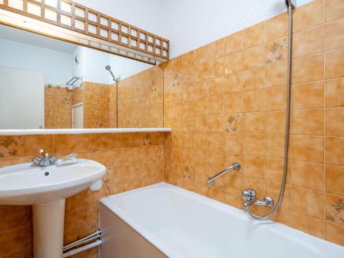 une salle de bain avec un lavabo et une douche dans l'établissement Studio 6p avec vue mer et Wi-Fi à Roquebrune-Cap-Martin - FR-1-827-30, à Roquebrune-Cap-Martin