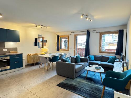 un salon avec un canapé et une table dans l'établissement Appartement familial de luxe, centre station, 6 pers., 2 sdb, terrasse, parking, WIFI, linge inclus - FR-1-623-179, aux Gets