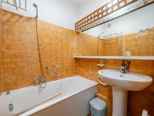 une salle de bain avec un lavabo, des toilettes et une douche dans l'établissement Appartement pour 8 avec Wi-Fi et vue sur mer - FR-1-827-24, à Roquebrune-Cap-Martin