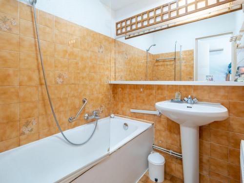 La salle de bains est pourvue d'un lavabo, d'une douche et d'une baignoire. dans l'établissement Appartement 6 pers, Wifi, vue mer splendide - FR-1-827-38, à Roquebrune-Cap-Martin