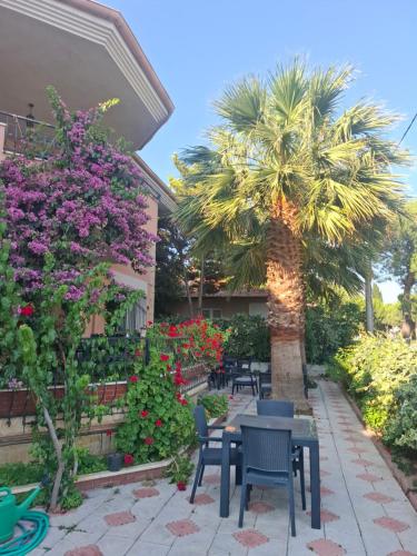 Κήπος έξω από το Evim Palace Ören