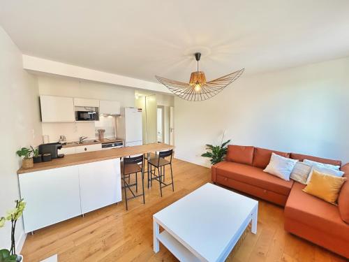 un salon avec un canapé et une table dans l'établissement La Chocolatine - Climatiseur - 2 chambres - Wifi - Proche gare, à Toulouse