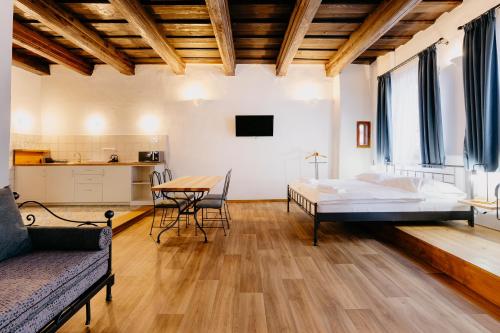 Un dormitorio con una cama y una mesa y sillas. en Gall 44 apartments, en Český Krumlov