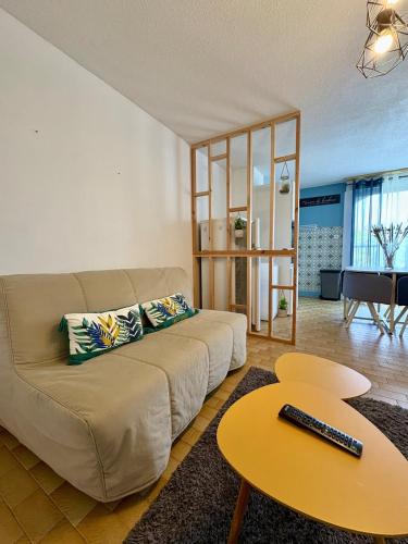 un salon avec un canapé et une table dans l'établissement Sunny Break Appartement près des plages, au Cap d'Agde