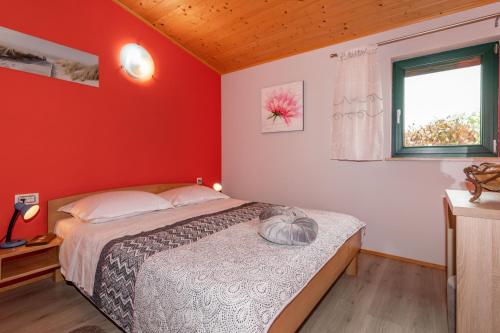 Voodi või voodid majutusasutuse Villa Vrt, a private and fully fenced forest retreat toas