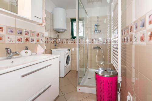 Vannituba majutusasutuses Villa Vrt, a private and fully fenced forest retreat