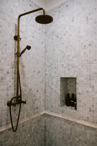 Bilik mandi di Château Studio With Water Views