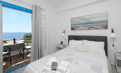sypialnia z łóżkiem i widokiem na ocean w obiekcie Anastasia Studios & Apartments w mieście Panormos