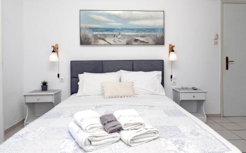 sypialnia z łóżkiem i dwoma ręcznikami na nim w obiekcie Anastasia Studios & Apartments w mieście Panormos
