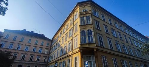 Altstadt-Idylle mit Balkon und Parkplatz