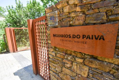 a sign for the monkeyoss do pampa country house at Moinhos do Paiva in Castelo de Paiva