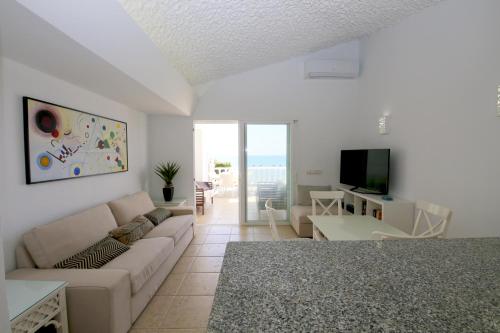 Beach House with Direct Beach Access and community Pool, Estepona