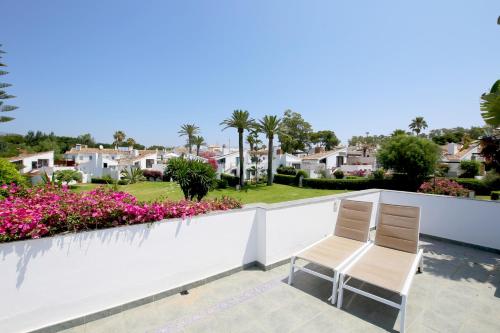 Beach House with Direct Beach Access and community Pool, Estepona