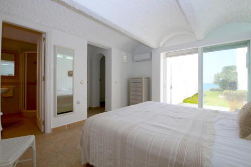 Beach House with Direct Beach Access and community Pool, Estepona