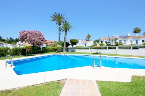 Beach House with Direct Beach Access and community Pool, Estepona