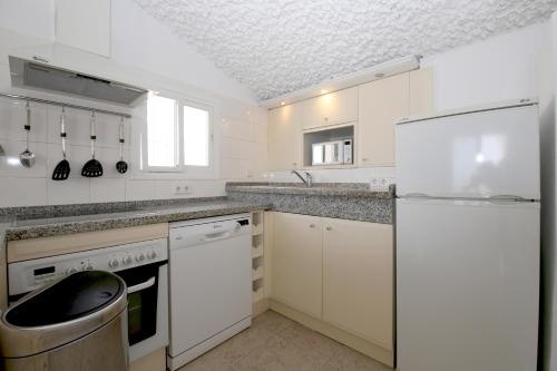 Beach House with Direct Beach Access and community Pool, Estepona