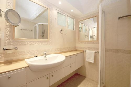 Beach House with Direct Beach Access and community Pool, Estepona