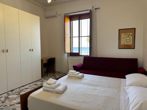 a room with a bed with towels on it at Appartamento vista mare in Crotone