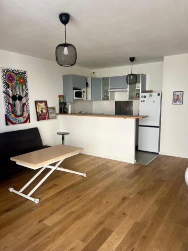 une cuisine avec une table et un comptoir dans l'établissement Chez Francesco, artist's apartment, à Montpellier