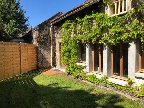 ArdentesにあるCharmante maison avec garageの蔦屋根の家