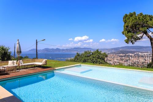 - une piscine avec vue sur la ville dans l'établissement Villa with 8 bedrooms, sea view, great comfort, à Cannes