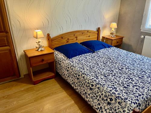 - une chambre avec un lit avec des draps bleus et deux lampes dans l'établissement Gîtes de la Mouette La Moussette 5-6 personnes, à Ravenoville
