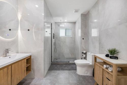 Bilik mandi di Charming Home with Pool in Biscayne Park