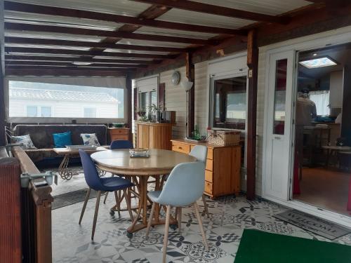 une cuisine et un salon avec une table et des chaises dans l'établissement Camping du Lac, à Foix