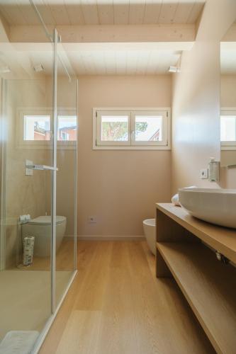 Ένα μπάνιο στο Portonovo Suites