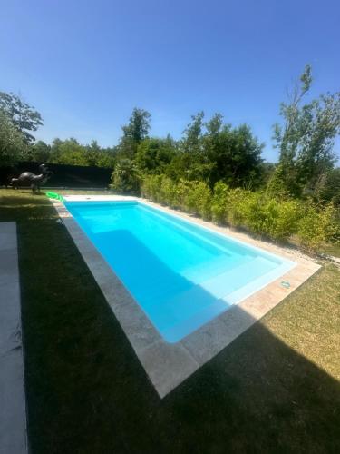 une piscine dans la cour d'une maison dans l'établissement Villa Marina, à LʼIsle-Adam