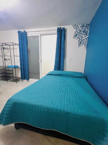 TasquilloにあるHabitación #2 en Casa Azulの青いベッドルーム(大型ベッド1台、青いシーツ付)