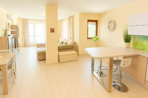 eine Küche und ein Wohnzimmer mit Tisch und ein Esszimmer in der Unterkunft La Mer Sea View & Beachfront Apartment in Warna