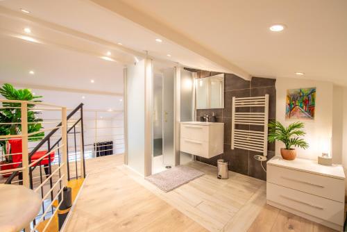 a room with a staircase and a kitchen at Belvedere Azur Loft in Grimaud