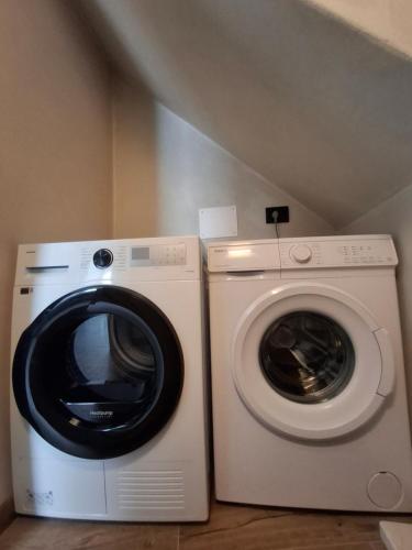 a washer and a washing machine in a room at Inner Holiday Dolomites 5 in Dimaro