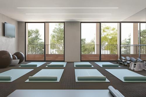 a room with a gym with large windows at Soho Morelos in Guadalajara