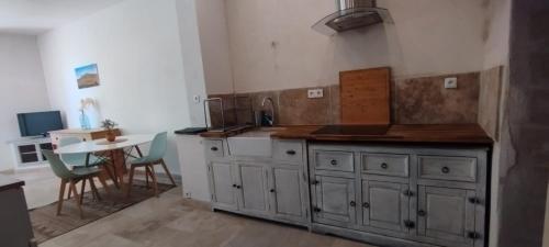 Kuchyň nebo kuchyňský kout v ubytování Bel appartement du centre ancien