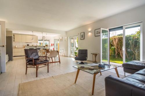 a living room with a couch and a table at LV Premier Meco/Lagoa LA1 in Sesimbra