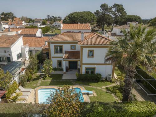 an aerial view of a house with a swimming pool at LV Premier Meco/Lagoa LA1 in Sesimbra
