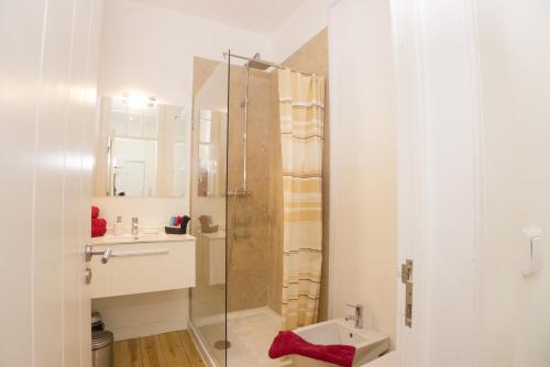 un baño con ducha y lavabo en LV Premier Apartments Baixa- FI, en Lisboa