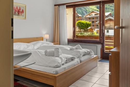 Ένα ή περισσότερα κρεβάτια σε δωμάτιο στο Vue, 2 terrasses & parking privé - Saas-Grund