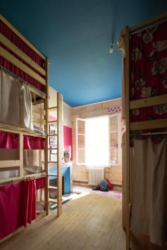 une chambre avec deux lits superposés et une fenêtre dans l'établissement Les Chambres Des Joualles, à Saint-Émilion