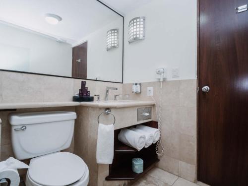 Ein Badezimmer in der Unterkunft HS HOTSSON Hotel Tampico