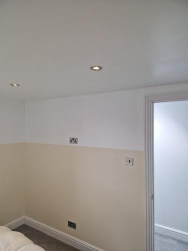 a room with a white wall and a door at Modern 5 bedroom house with parking, London in Thornton Heath