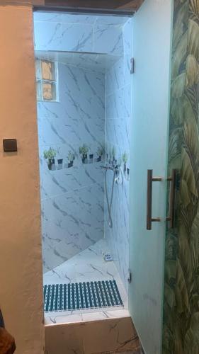 Ένα μπάνιο στο Charming Apartment with Balcony