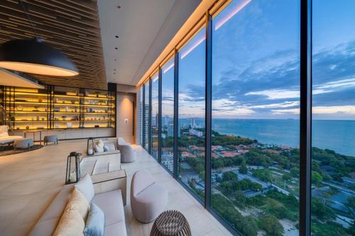 Una sala de estar con vista al mar. en Best Sea View Amazing 2 Bed Room-Mesmerizing Views, en Pattaya South