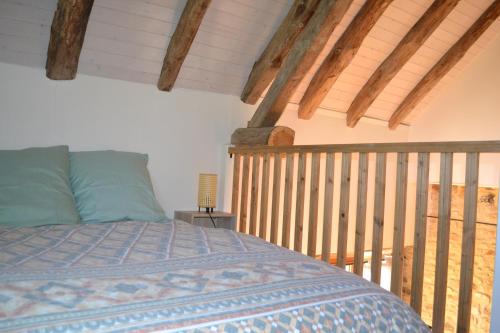 - une chambre avec un lit et un lit bébé dans l'établissement L'Ecrin du Val de Louyre, à Lentignac