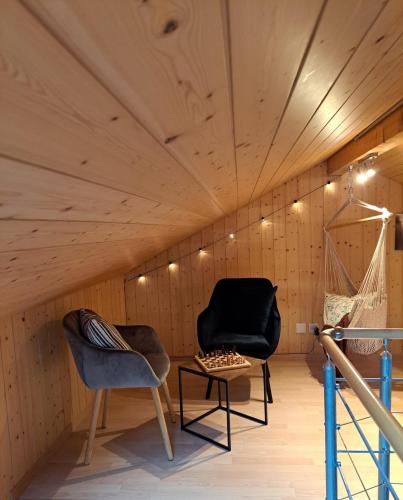 Photo de la galerie de l'établissement Family-friendly apartment with Alpine view, à Matten