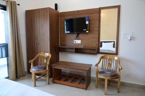 TV a/nebo společenská místnost v ubytování Kasturi Resorts Kanatal