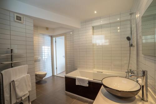 A bathroom at Med-Inn Hotel